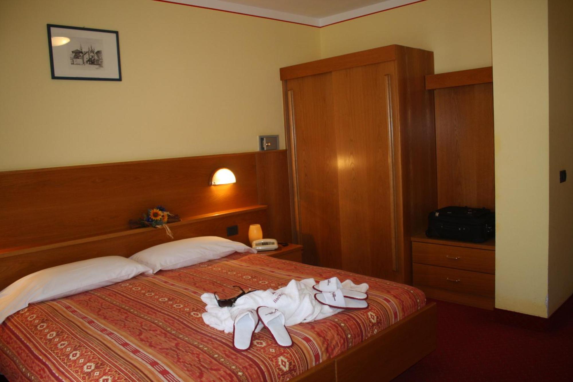 Hotel Michela Malè Exteriör bild